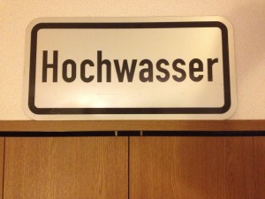 Hochwasser-Schild über meinem Oshiire-Wandschrank in Japan: Wie das Schild nach Japan gelang? Das ist eine lange Geschichte...