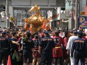 Mikoshi bei einem Matsuri (hier in Urayasu, 2008)