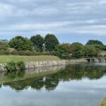 Von unten aus gesehen ist die Festung einfach nur ein schöner Park mit zahlreichen Wassergräben – ideal zum Spazieren
