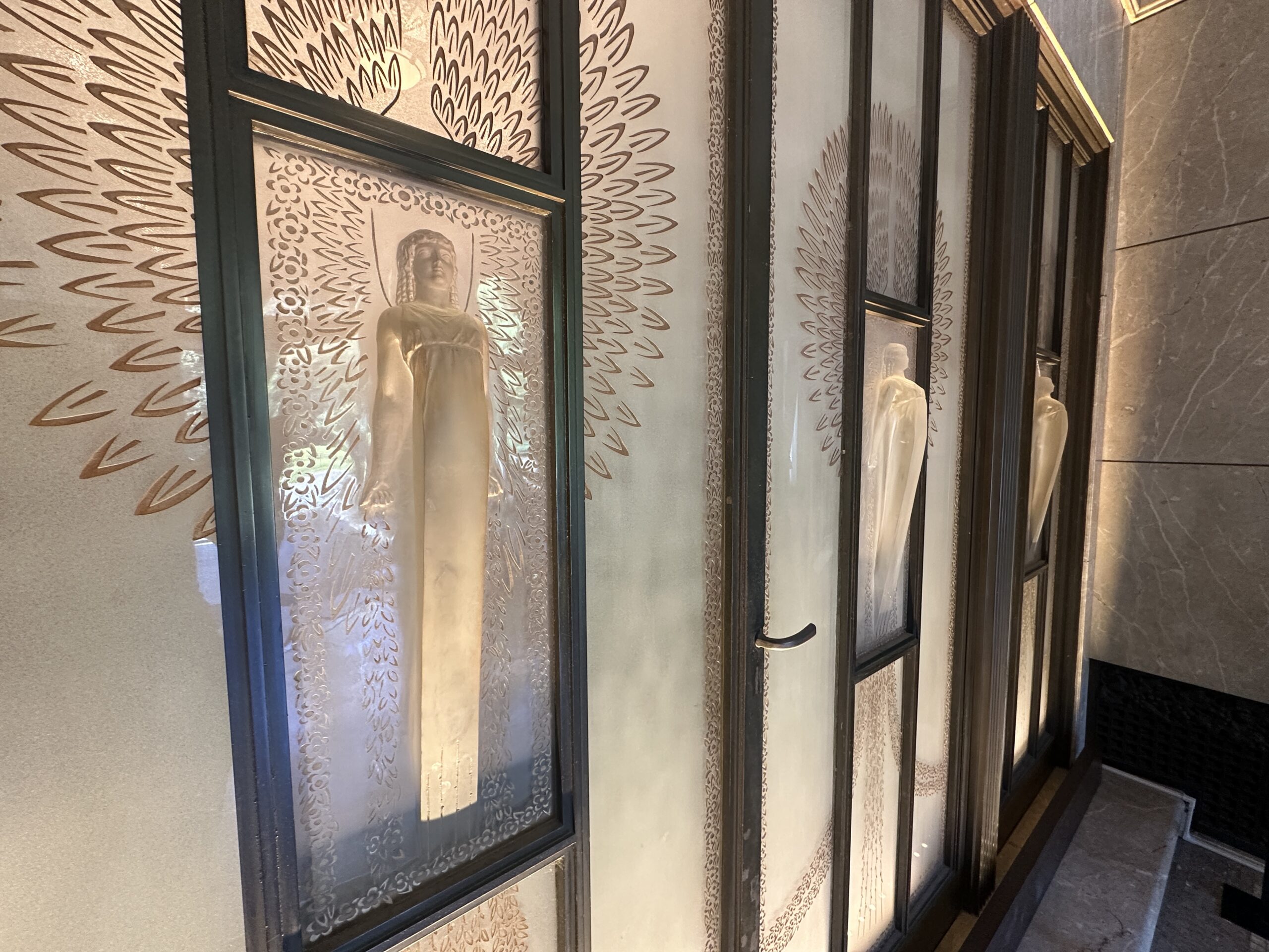 Wunderschöne Art Déco-Türen im Tokyo Metropolitan Teien Art Museum