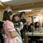 Live-Synchronisation in einem Maid-Cafe in Akihabara