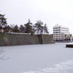 Der (zugefrorene) Burggraben im Zentrum von Fukui
