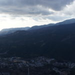 Panorama auf der Izu-Halbinsel. Links: Die Insel To-shima, rechts: das Amagi-Bergmassiv