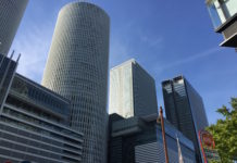 Nagoya – die Metropole der Mitte Japans 'Meieki' - das Bahnhofsviertel von Nagoya. Der runde Turm ist einer der beiden JR Central Towers