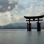 Der große Torii des Itsukushima-Schreins bei Flut