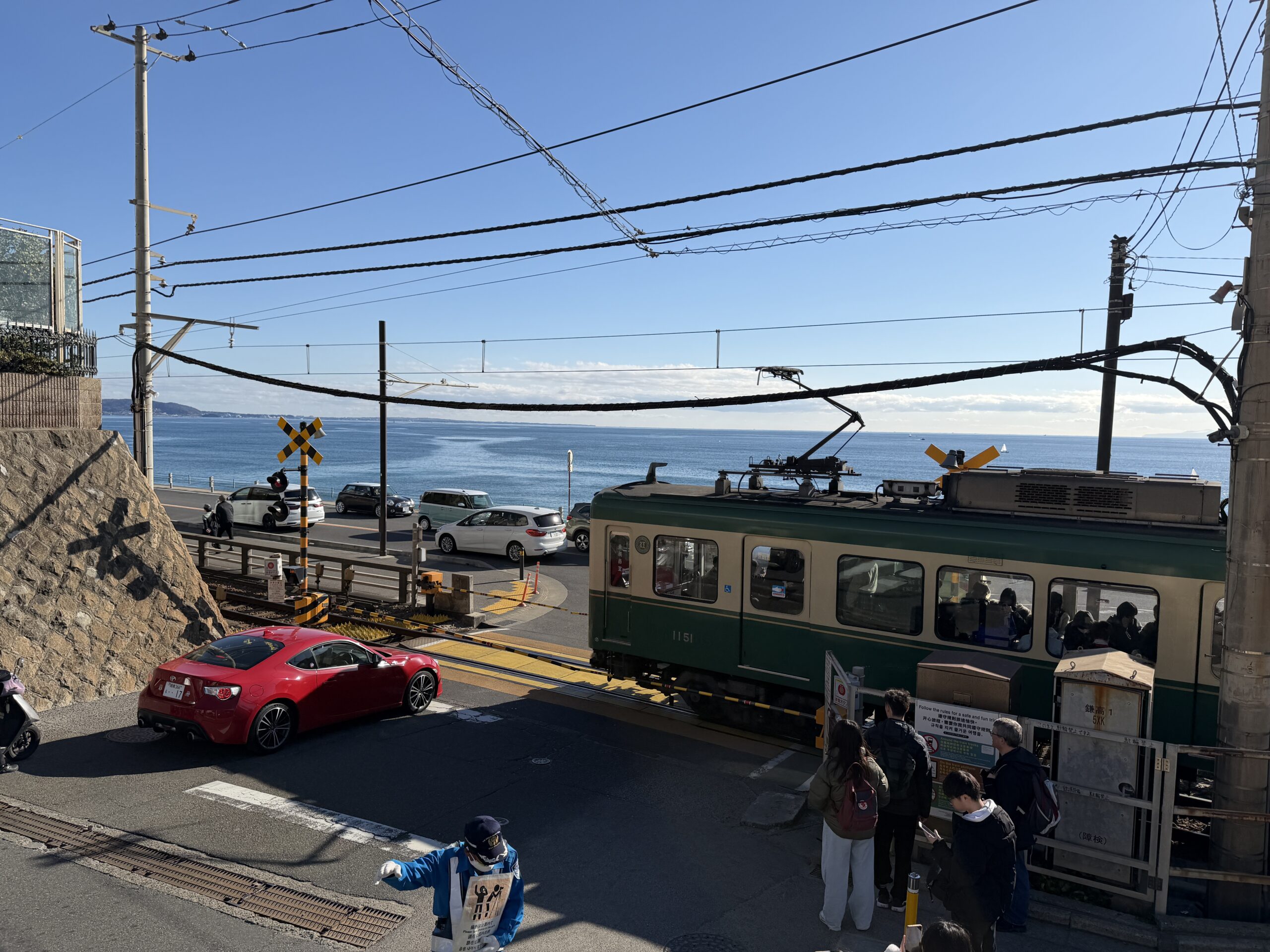 Für Slam Dunk-Fans ein Muss: Ein Besuch der Kamakurakōkōmae No. 1 railroad crossing bei Kamakura