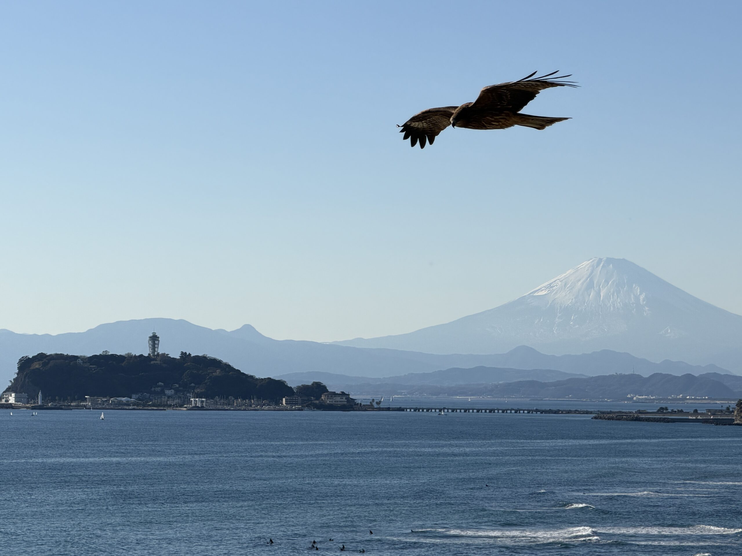 Von der Küstenstraße zwischen Enoshima und Kamakura hat man mit etwas Glück einen grandiosen Blick auf Enoshima und den Fuji-san