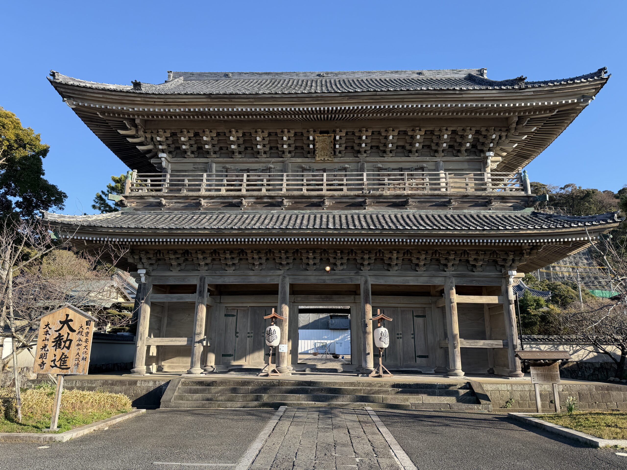 Der Kōmyō-ji in Kamakura – hier das große Tor am Eingang