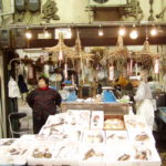 Zum Trocknen aufgehängter Oktopus