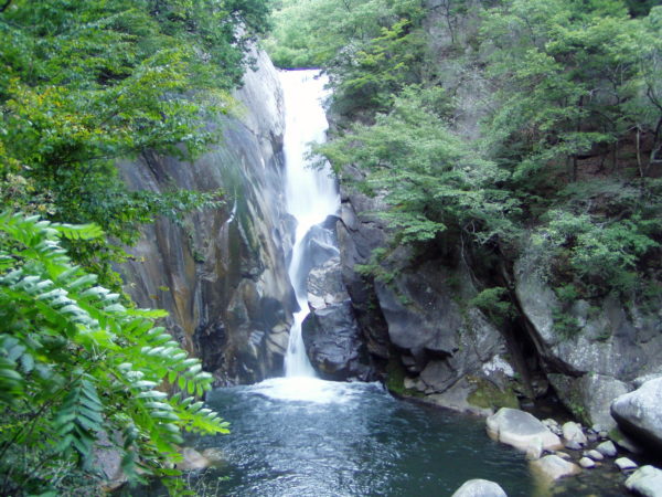 Einer der zahlreichen Wasserfälle in der Shosenkyo-Schlucht in Yamanashi