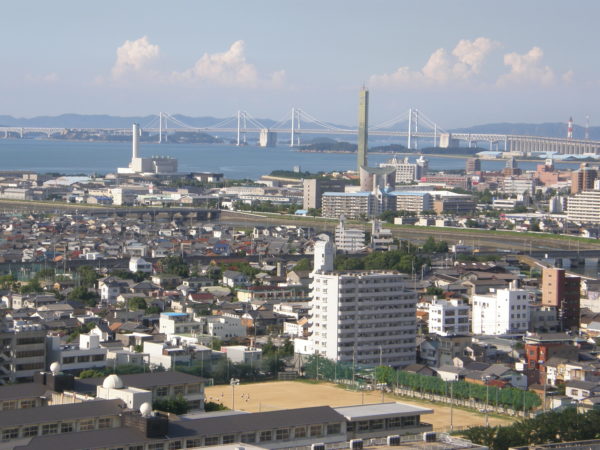 Blick über die Stadt auf die grosse Brücke