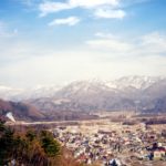 Blick über den Ort und die angrenzenden Berge