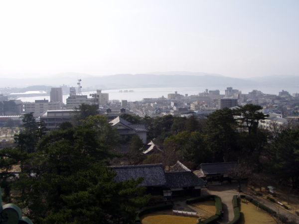 Blick auf die Stadt und den Shinji-ko