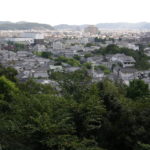 Blick vom Achi-Schrein auf die Stadt