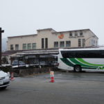 Der erste Eindruck täuscht: Bahnhof von Takayama