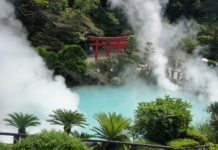 Beppu – Synonym in Japan für heisse Quellen In der markant türkisfarbenen Meereshölle