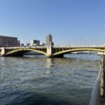 Kuramae-Brücke und Uferpromenade des Sumida-gawa im Stadtviertel Sumida-ku