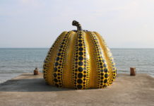 Naoshima – die Kunstinsel in der Seto-Binnensee Wahrzeichen der Insel: Einer der Kürbisse von Kusama