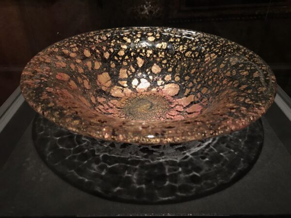 Alte Glasschale aus Venedig in der Galerie in Hakone