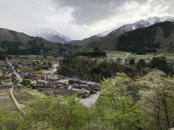 Selbst im Mai sind die Berge rund um Shirakawa-go noch weiss