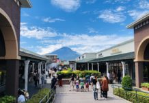 In den Gotemba Premium Outlets - im Hintergrund der Fuji-san