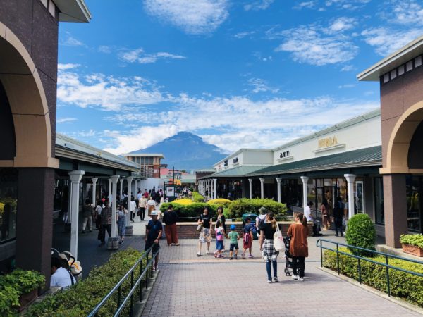 In den Gotemba Premium Outlets - im Hintergrund der Fuji-san