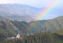 Burg Gujo-Hachiman nebst Regenbogen