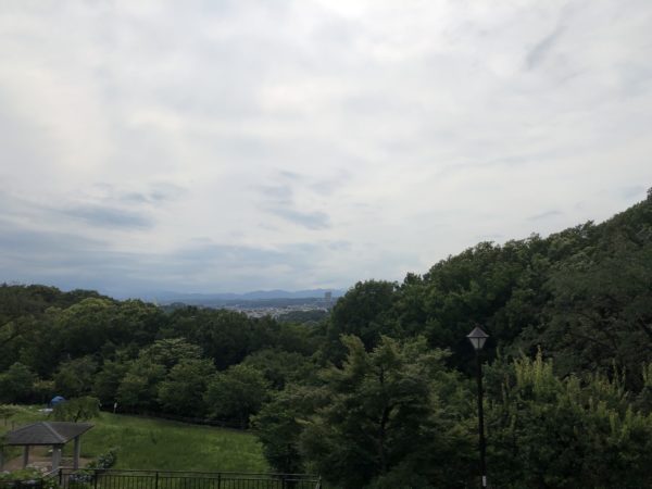 Blick vom Sakuragaoka-Park über die Stadt Tama Richtung Berge