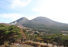 Ebino – die Stadt am Rande des Vulkans Ebino-Hochebene. Im Hintergrund: Der Karakuni-dake