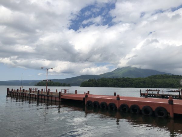 Bootsanlegestelle am Akaon-See, mit dem Oakan-dake im Hintergrund