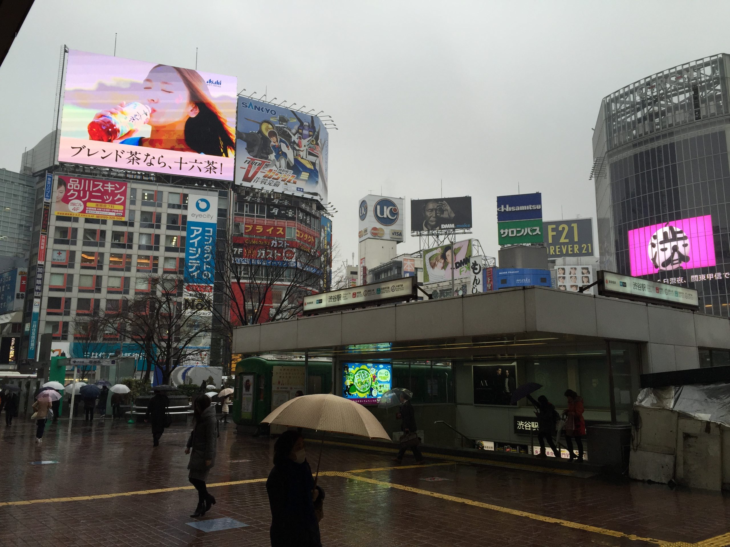 Shibuya im Regen mit Bahnwaggon (Bildmitte)