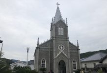 Amakusa – die versteckten Inseln von Kumamoto Kirchturm und Eingang der Sakitsu-Kirche