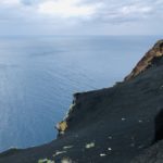 Die Küste ist hier sehr steil – Vorsicht ist geboten