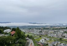 Iida – Zentrum des bergigen Südens von Nagano Blick vom Zentrum auf die Stadt und die Berge der Umgebung von Iida