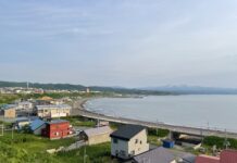 Rumoi & Mashike – Fischereizentrum und historische Lagerhäuser Rumoi am Japanischen Meer mit dem Shokanbetsudake-Gebirge im Hintergrund