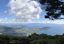 Ibusuki – die Südwestspitze von Kagoshima mit dem famosen Kaimon-dake Blick auf Ibusuki Stadt (Bildmitte) und die Bucht von Kagoshima