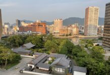 Kitakyushu – das Tor zur Insel Kyushu Blick von der Kokura-Burg auf das Stadtzentrum von Kitakyushu