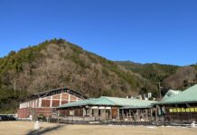 Yusuhara – die kleine Stadt mitten in den Bergen mit architektonischen Perlen Im Gemeindezentrum von Yusuhara