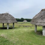 Nachbauten von Hütten der Jomon-Zeit