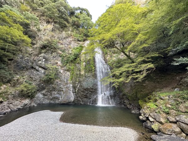 Minoh-Wasserfall in den Bergen nördlich der Stadt
