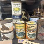 Historische Schildkrötensuppendosen (zu sehen im Zentrum für Meeresprodukte in Chichijima)