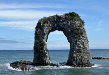 Insel Okushiri – die Insel im Zeichen von Seeigeln und Tsunamis Der markante Nabetsuru-Felsen vor der Ostküste von Okushiri