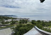 Matsumae – der wohl japanischste Ort auf Hokkaido Blick Richtung Hafen – und Aomori auf der anderen Seite der Meeresenge