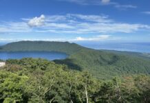 Shiraoi – Viel Ainu-Kultur und ein kreisrunder See Blick auf den kreisrunden Kuttara-See und die Pazifikküste von Shiraoi