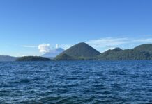 Toyako – Ein See wie ein Auge sowie zwei nagelneue Berge Der Toya-See mit den Nakajima-Inseln in der Mitte und dem Yotei-zan im Hintergrund