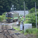 Ein Bummelzug der Hakodate-Linie  bei der Einfahrt in den Bahnhof Niseko