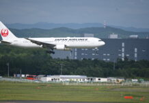 Chitose – Tor nach Hokkaido mit viel häßlicher Stadt und schöner Natur Linienflugmaschine von JAL beim Anflug auf den Flughafen von Chitose