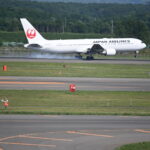 Passagierflugzeug der Japan Airlines bei der Landung im Neuen Flughafen von Chitose