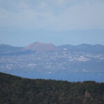Blick von der Wüste von Oshima zum Omuroyama, einem vor 4000 Jahren erloschenen Vulkan auf der Izu-Halbinsel