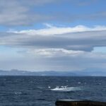 Die Küste der Izu-Halbinsel und der Fuji-san sind leicht von Oshima aus erkennbar
